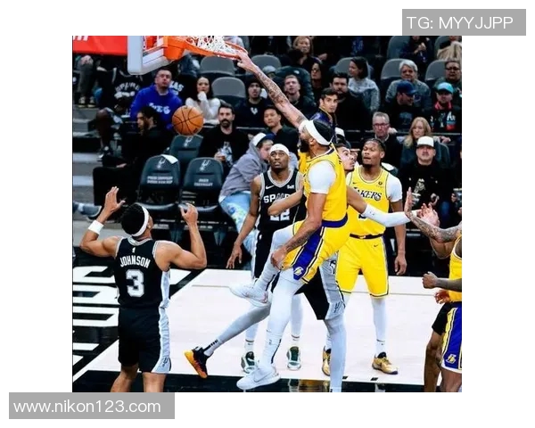 湖人16分惨败马刺！詹姆斯休战东契奇空砍38+三双 文班16+14+4帽